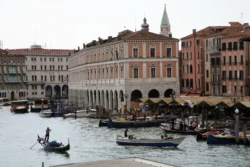 Venise : S'émerveiller devant les canaux et les palais 74 Venise - Fabbriche Nuove di Rialto - Façade du XVIe siècle sur le Grand Canal