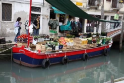 Venise : S'émerveiller devant les canaux et les palais 51 Venise - Commerçant, fruits et légumes