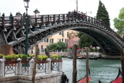 Venise : S'émerveiller devant les canaux et les palais 67 Venise - Pont de l'Académie