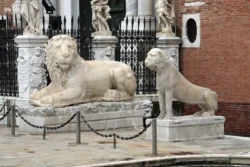 Venise : S'émerveiller devant les canaux et les palais 75 Venise - Statues à l'entrée de l'Arsenal