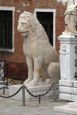 Venise : S'émerveiller devant les canaux et les palais 82 Venise - Statues à l'entrée de l'Arsenal