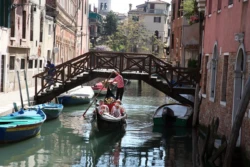 Venise : S'émerveiller devant les canaux et les palais 22 Venise - Gondole et godonlier